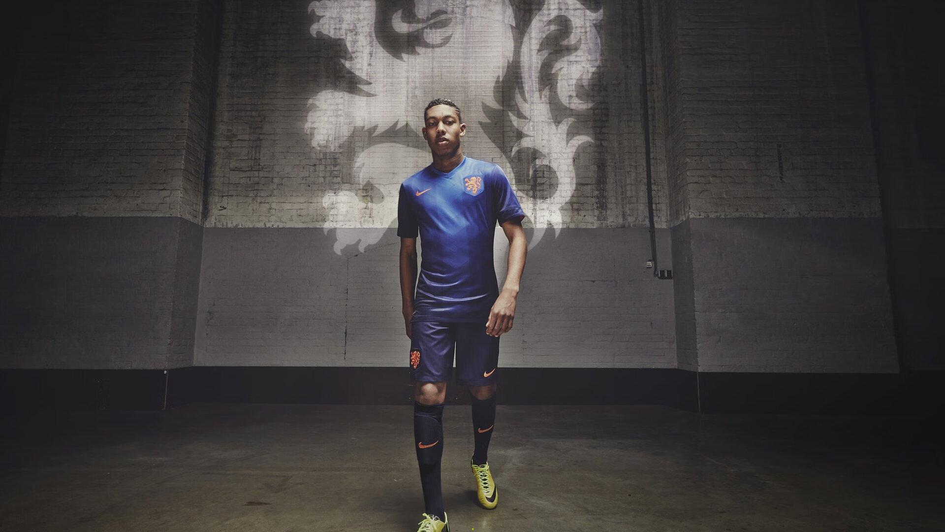 足坛震撼!天价转会刷新纪录,超级巨星加盟豪门引全球瞩目